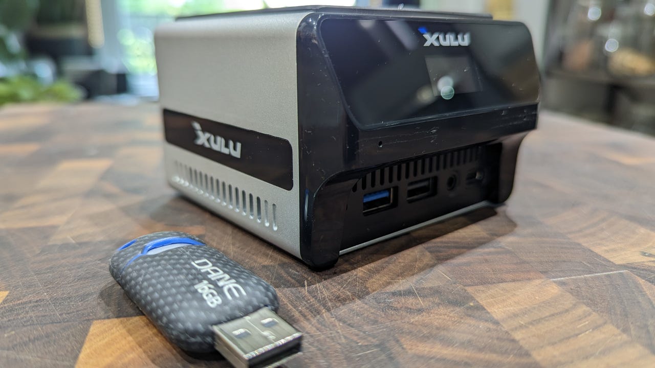 The front and side view of the Xulu XR1 Pro.
