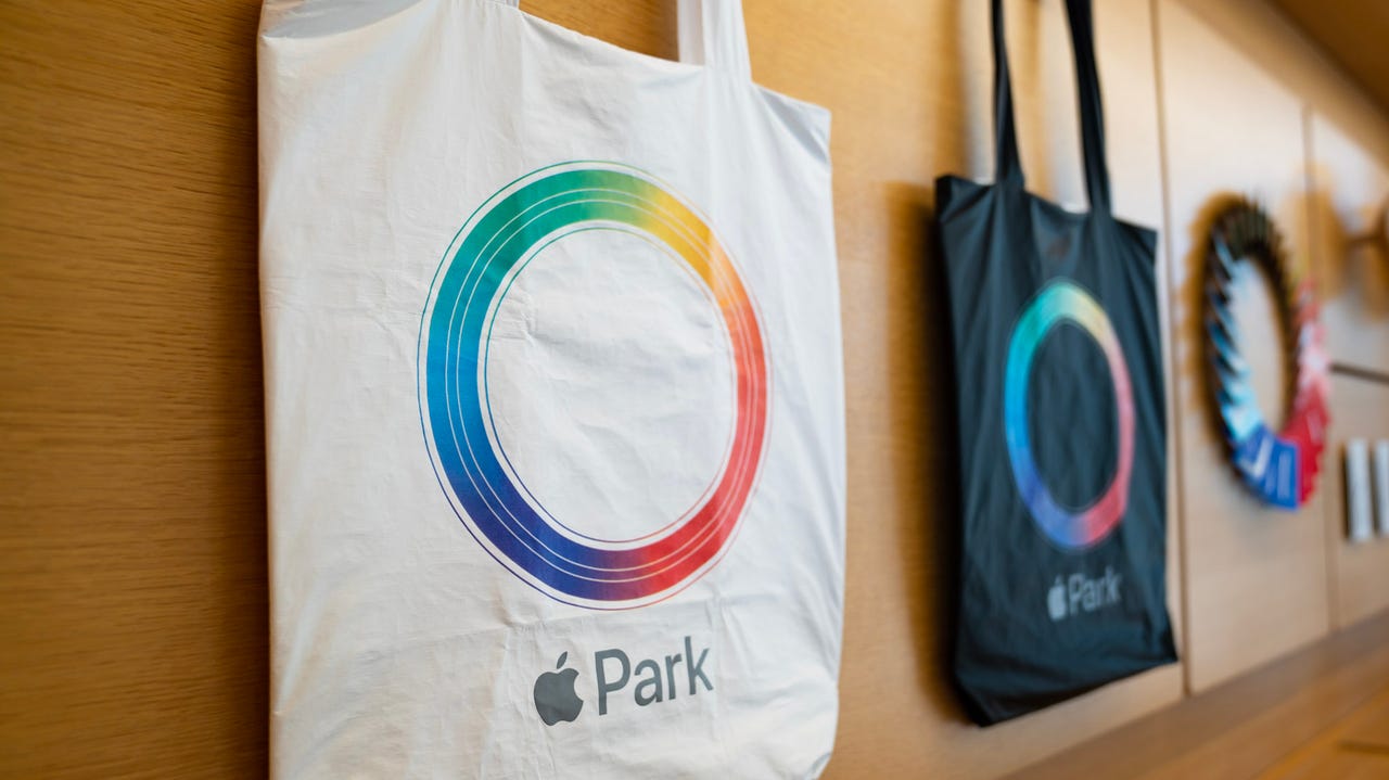 apple-park-logo-on-bags