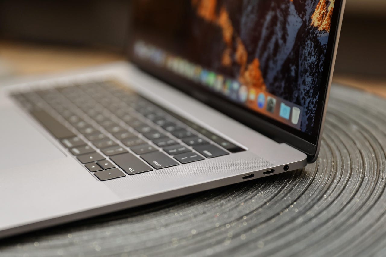 apple-macbook-pro-touch-bar-15-inch-2017-4194.jpg