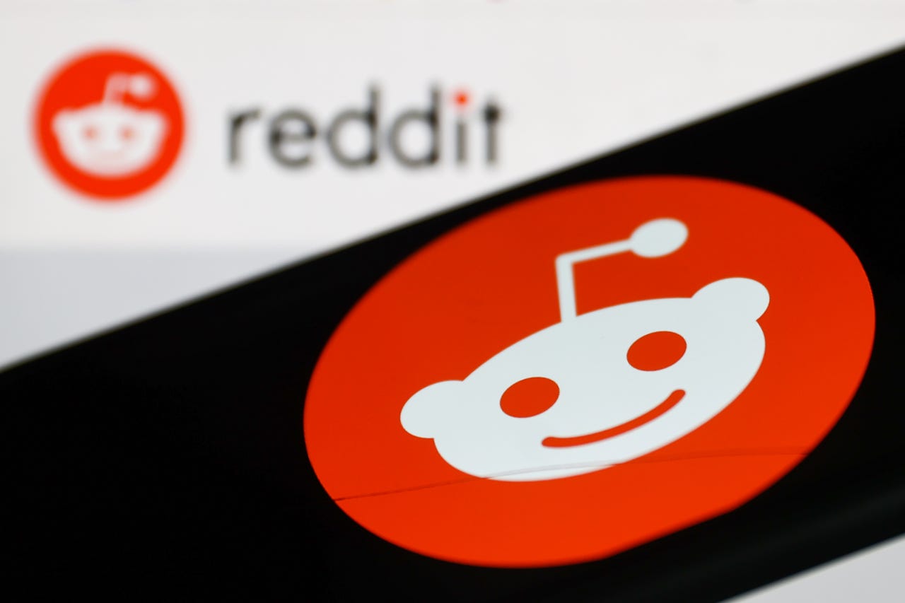 Logotipo de Reddit en el fondo y logotipo de Reddit en la celda