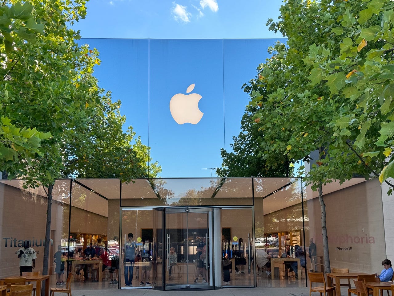 Foto de Apple Store tomada con el iPhone 15 Pro Max a 77 mm
