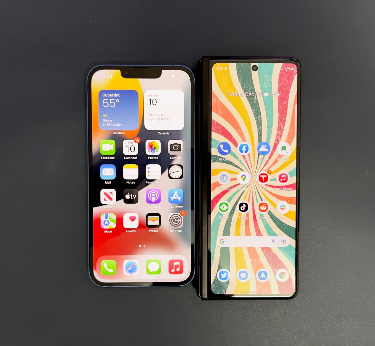 future-folding-smartphones-iphone-z-fold-3-duo-2-4.jpg