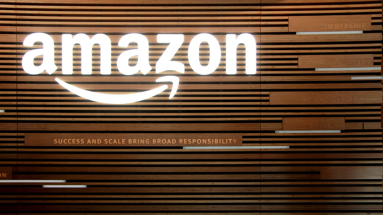 Logotipo de Amazon en una pared de madera en HQ2