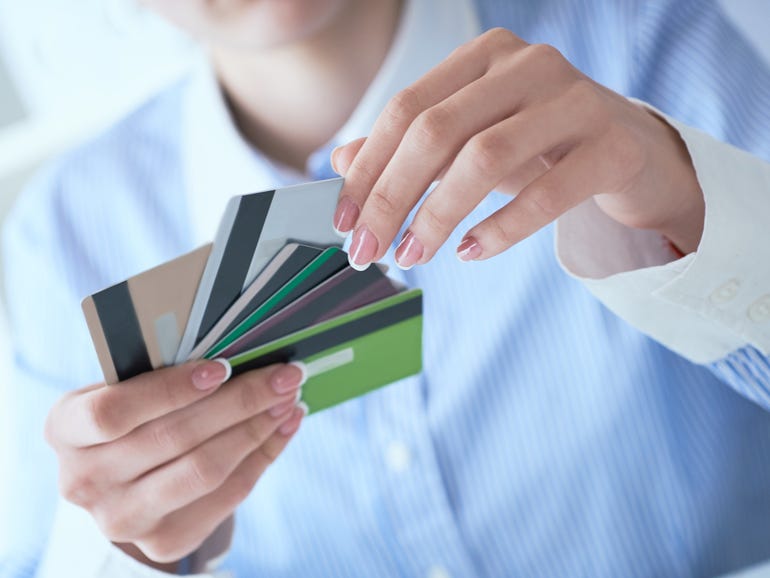 Belanja online: 4 alasan kartu kredit mengalahkan kartu debit