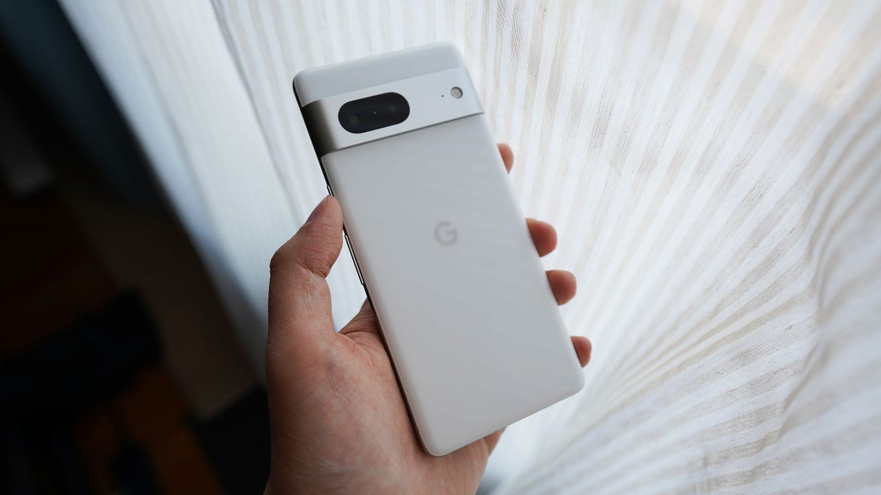 Google Pixel 7 in hand.