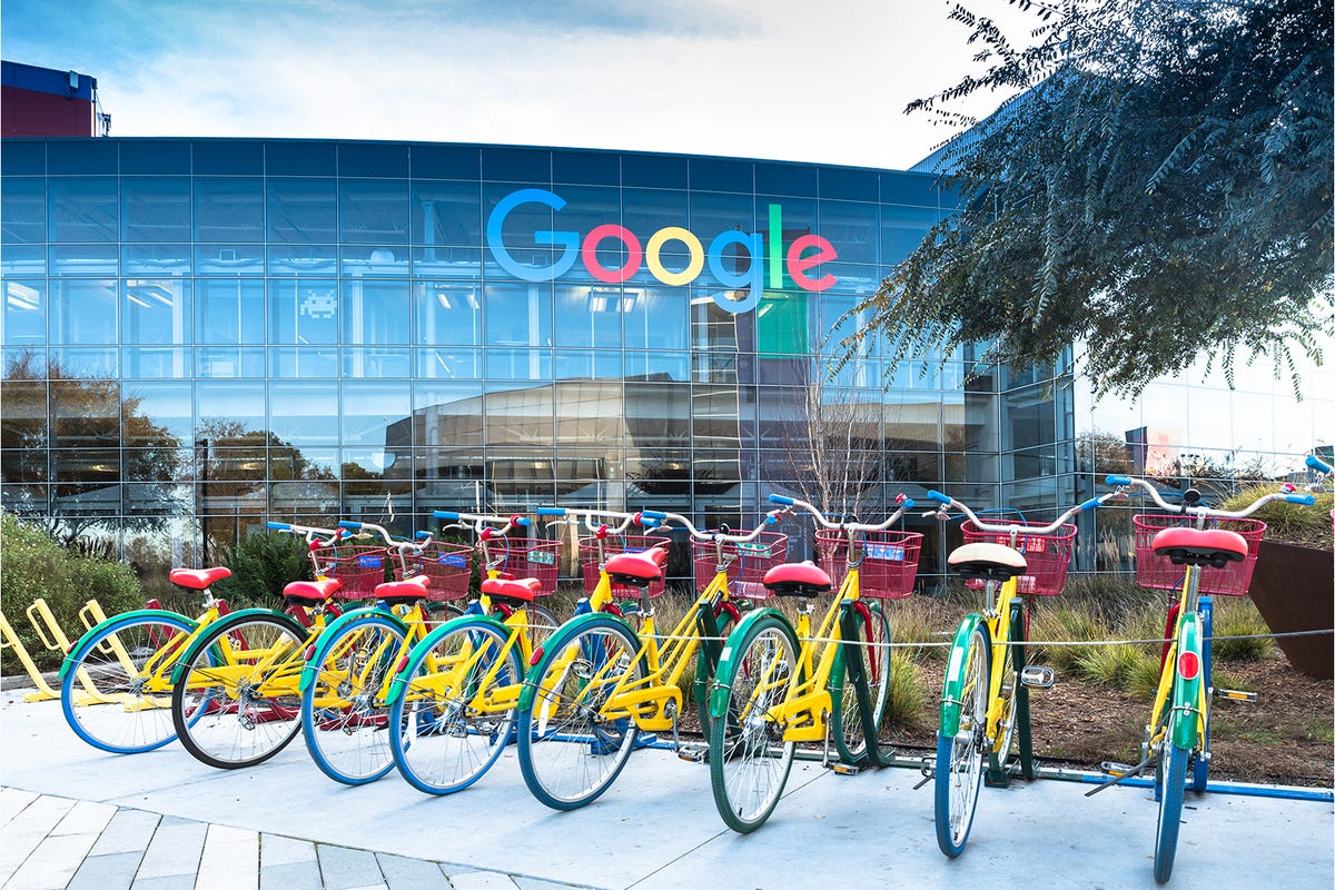 دفتر مرکزی گوگل با دوچرخه های پارک شده در پیش زمینه