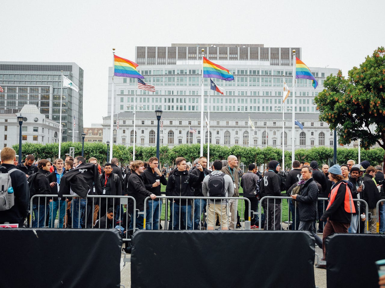 wwdc-crowd-and-exterior-8667.jpg