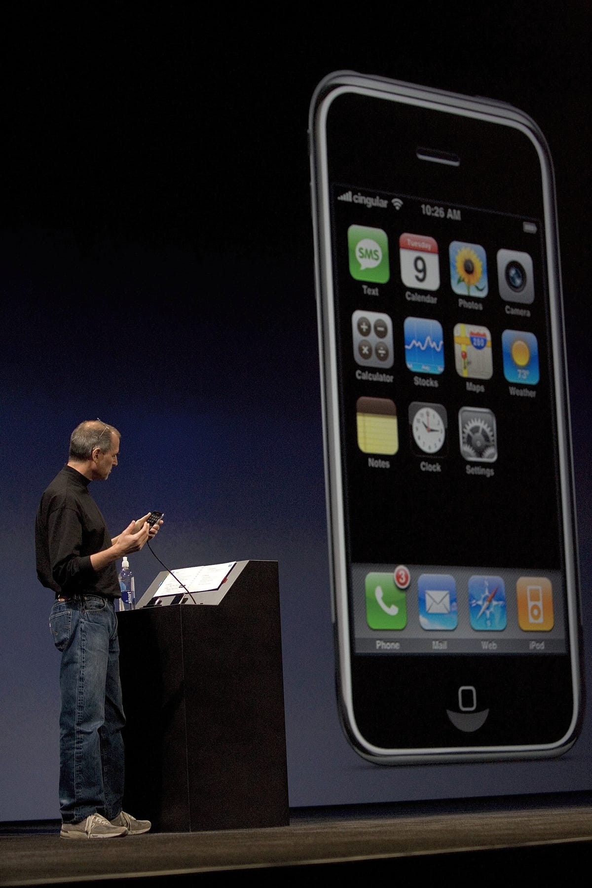 Выпуск первого iphone. Стив Джобс айфон 5. Iphone 1. Стив Джобс айфон 10. Стив Джобс iphone 1.