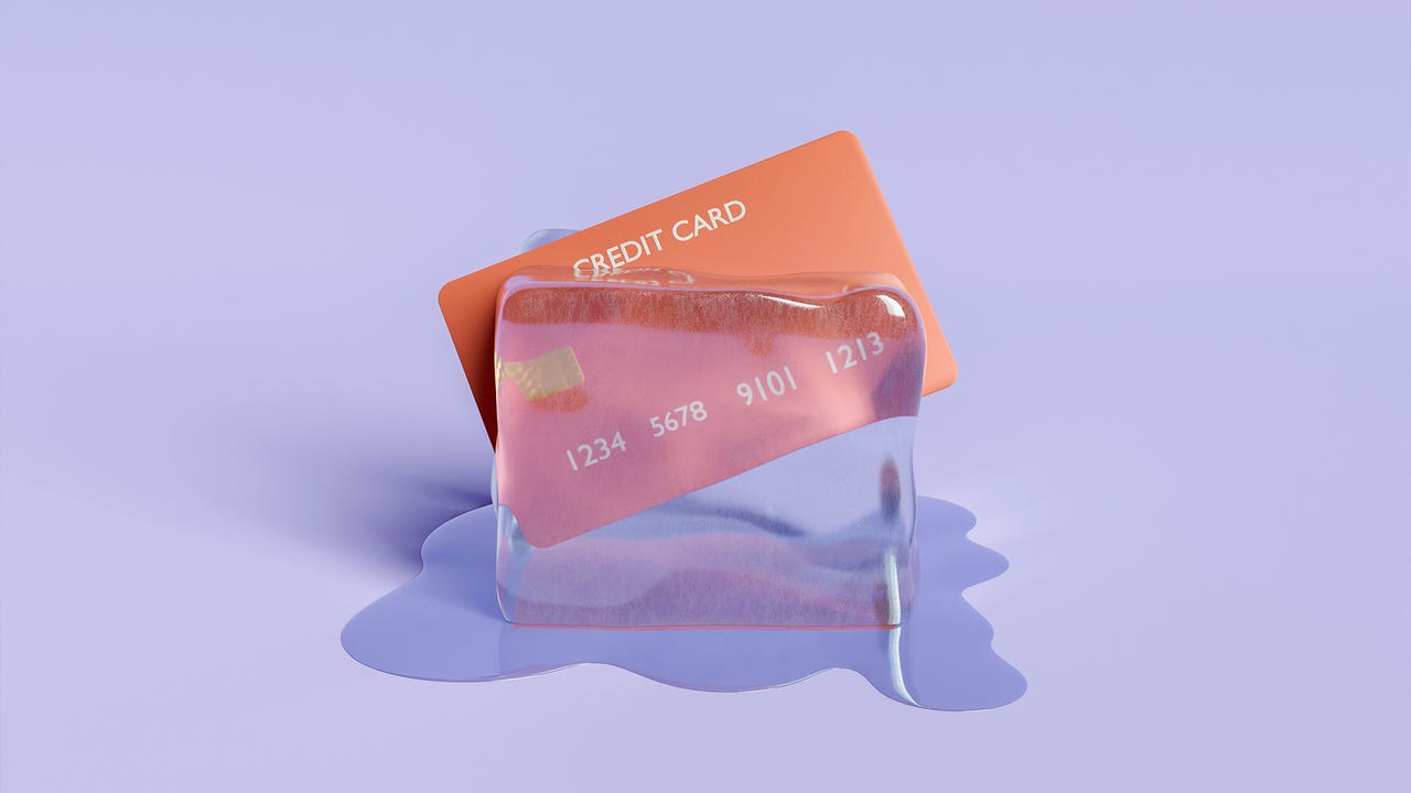Tarjeta de crédito atrapada dentro de un cubo de hielo derritiéndose.  representación 3d