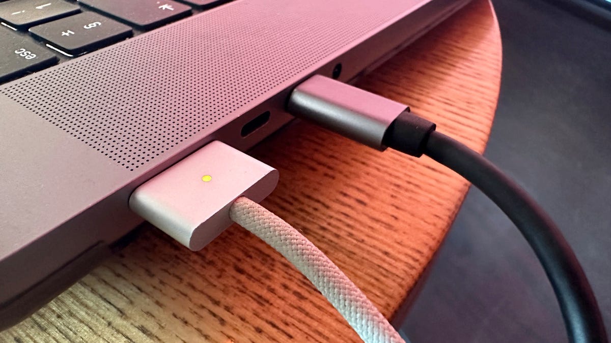 USB-C konektörü bağlantı noktasına takılı