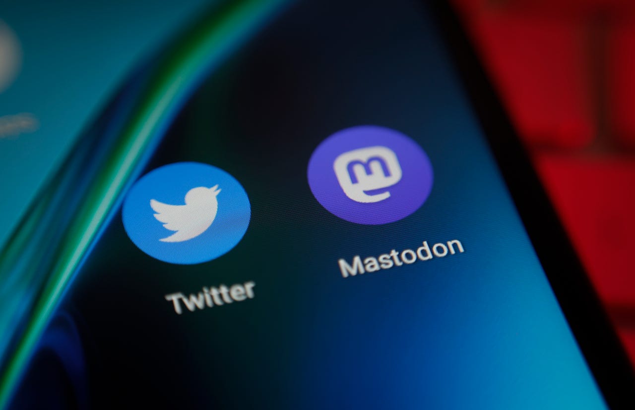 Mastodon and Twitter app icons on mobile phone