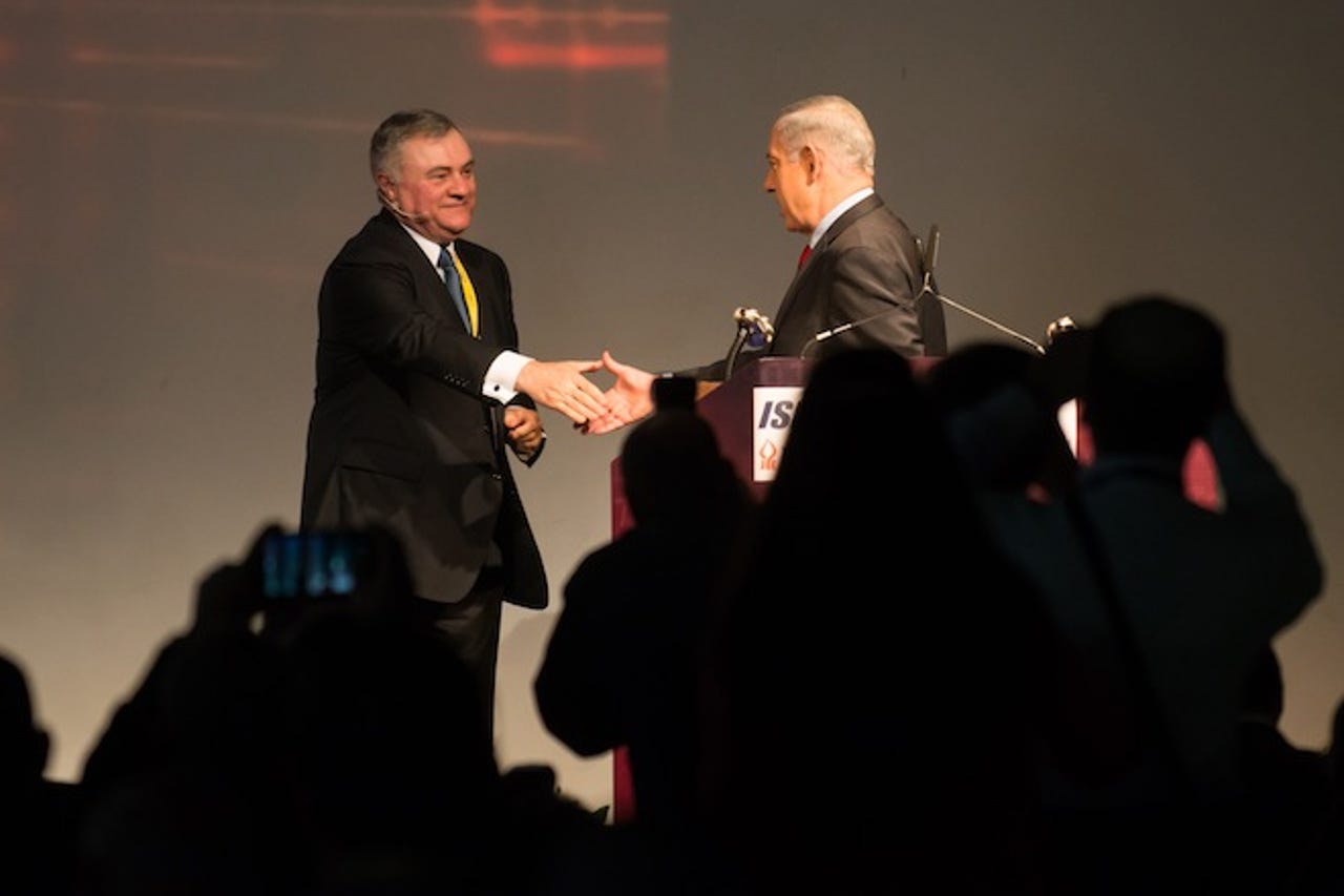 Stephen Mills (L) greets Israeli Prime Minister Benjamin Netanyahu at Cybertech 2014.