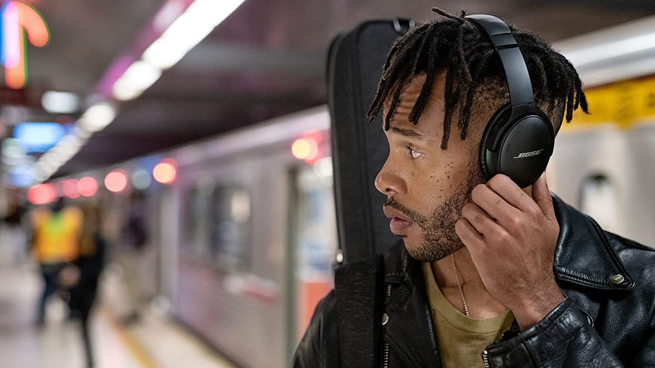 Musician wearing Bose 700 Headphones Wireless in subway
