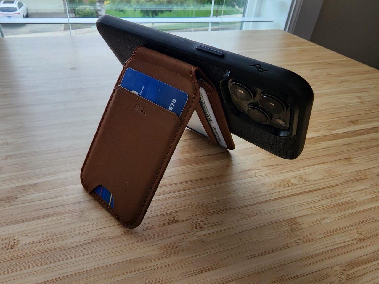 ESR HaloLock Wallet Stand hands-on: Multi-card wallet and
