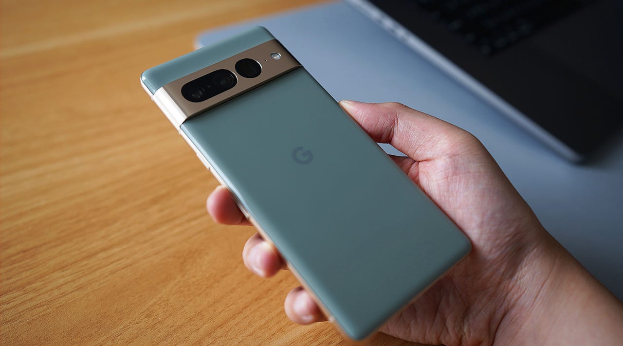 Person using the Google Pixel 7a.