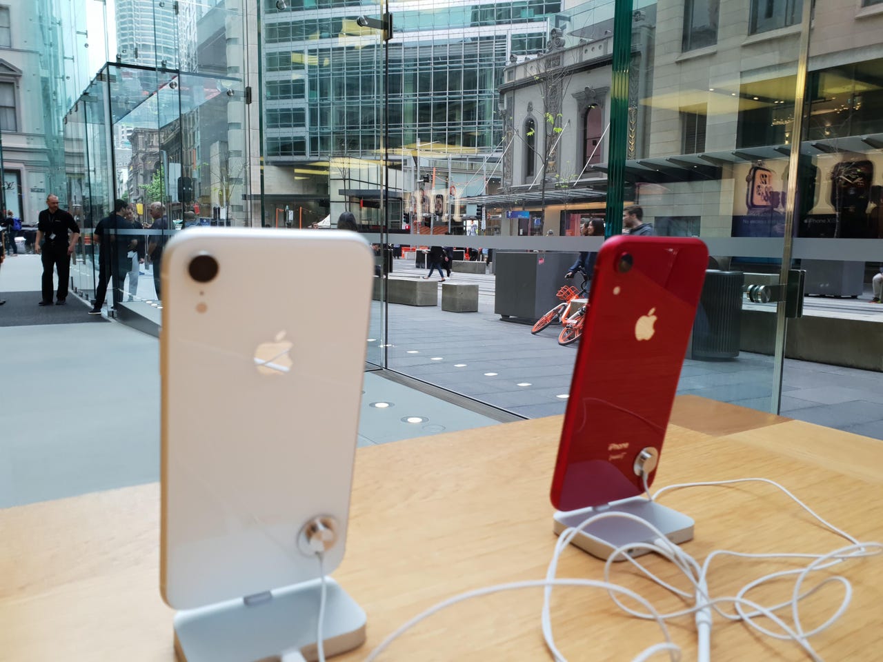 apple-store-sydney-iphone-xr-bench1.jpg