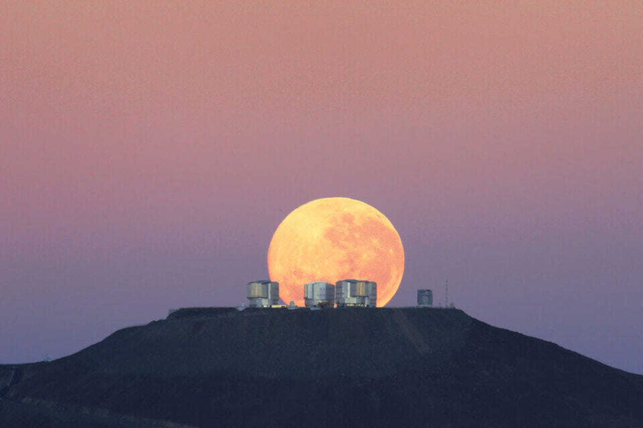 dramatic-moonset-behind-eso-s-very-large-telescope-vlt-chile-article