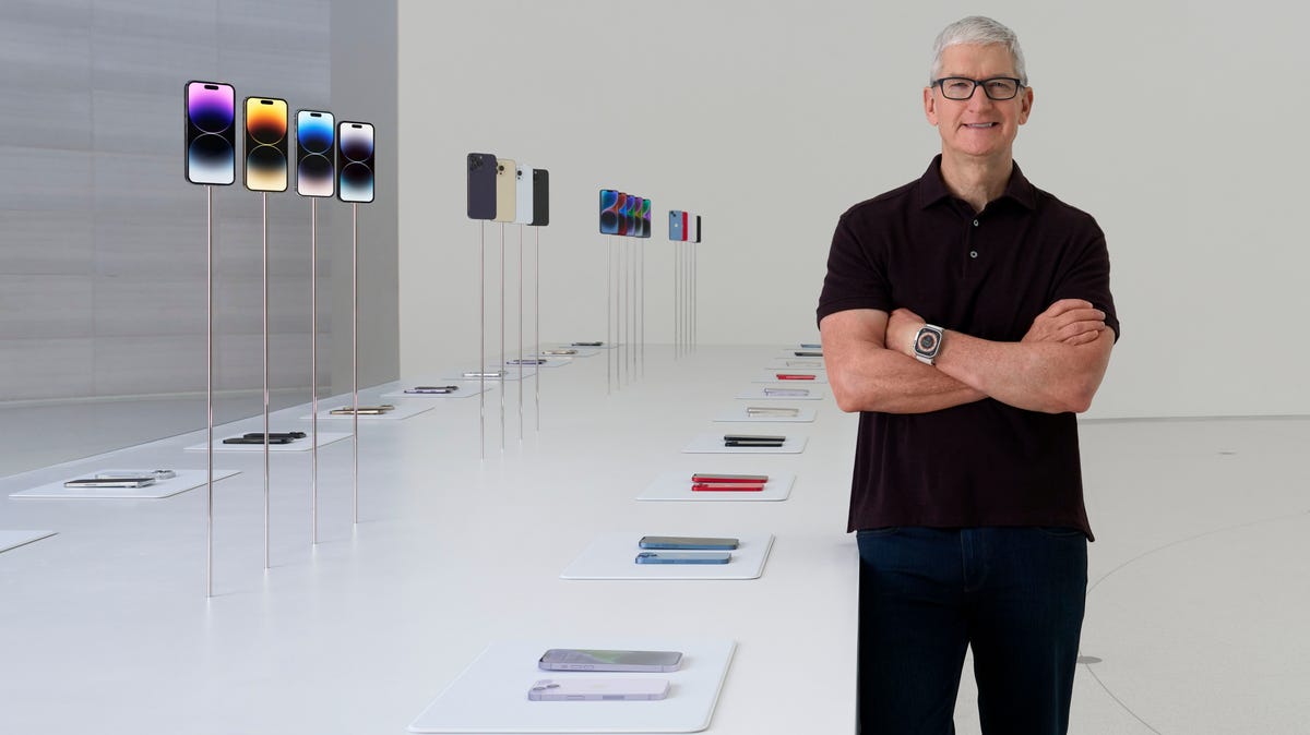 Tim Cook with new iPhones