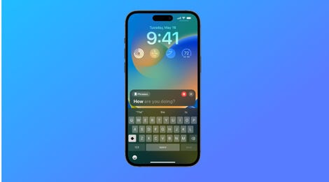 image d'un iPhone sur fond bleu avec l'interface Live Speech à l'écran