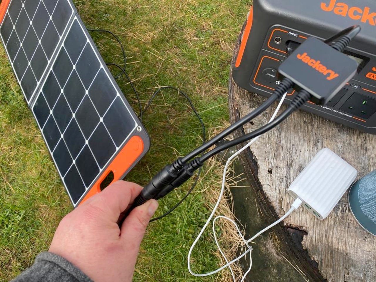 The Y-cable that hooks up two solar panels to the Explorer 1000