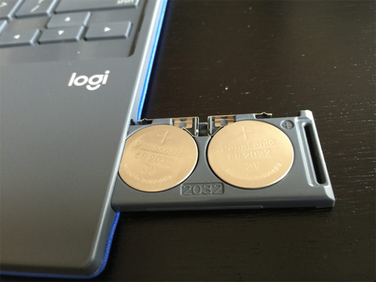 12-logi-blok-protective-keyboard-case-batteries.jpg