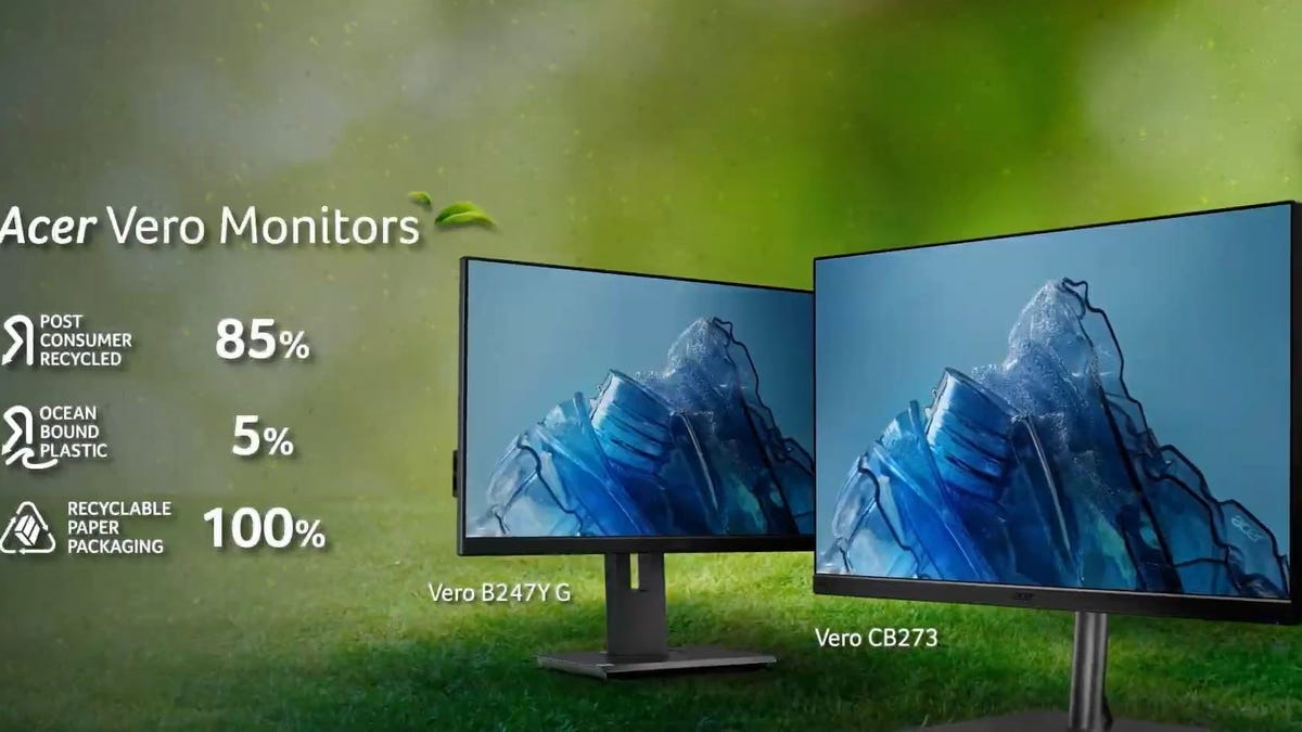 هر دو مانیتور جدید Acer Vero روی پس‌زمینه چمن سبز با متنی که اجزای تولید آنها را توصیف می‌کند.