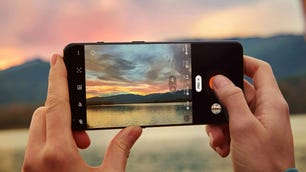 Gün batımında bir manzara fotoğrafı çekmek için OnePlus 10 Pro kullanan birinin yakın çekimi
