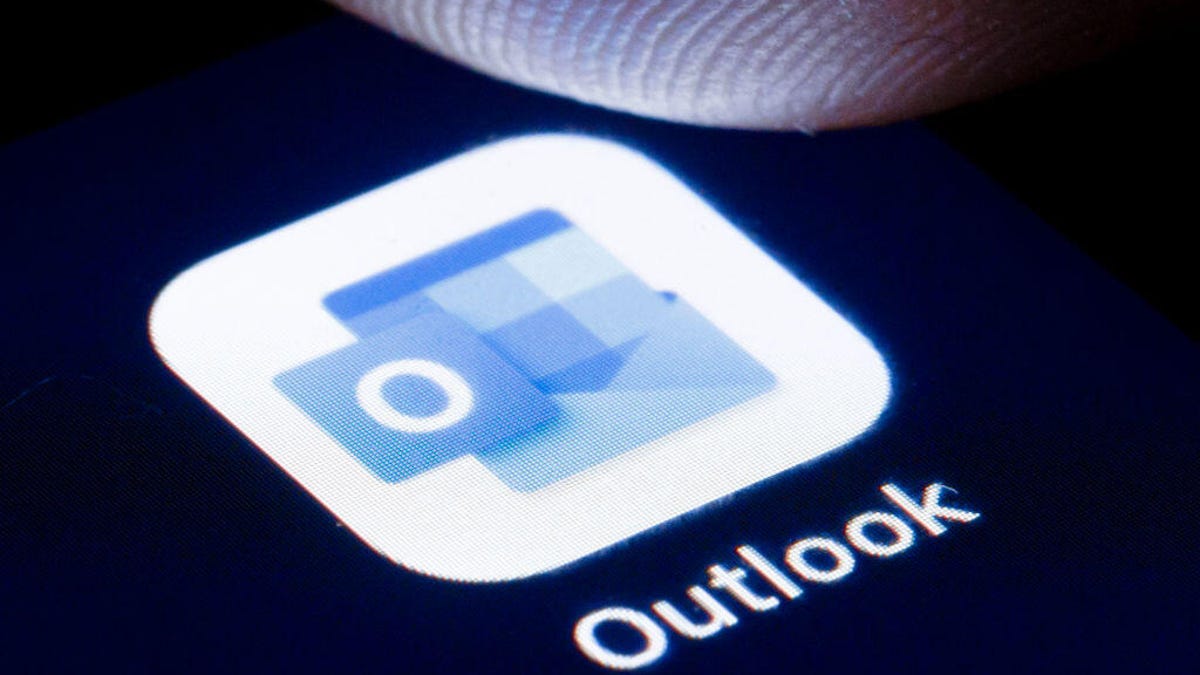 A Microsoft user raged against Outlook. Microsoft lovers fought back
