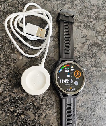 huawei-watch-gt-runner-with-charger.jpg