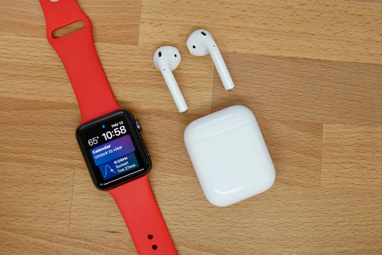 apple-watch-series-3-with-airpods.jpg