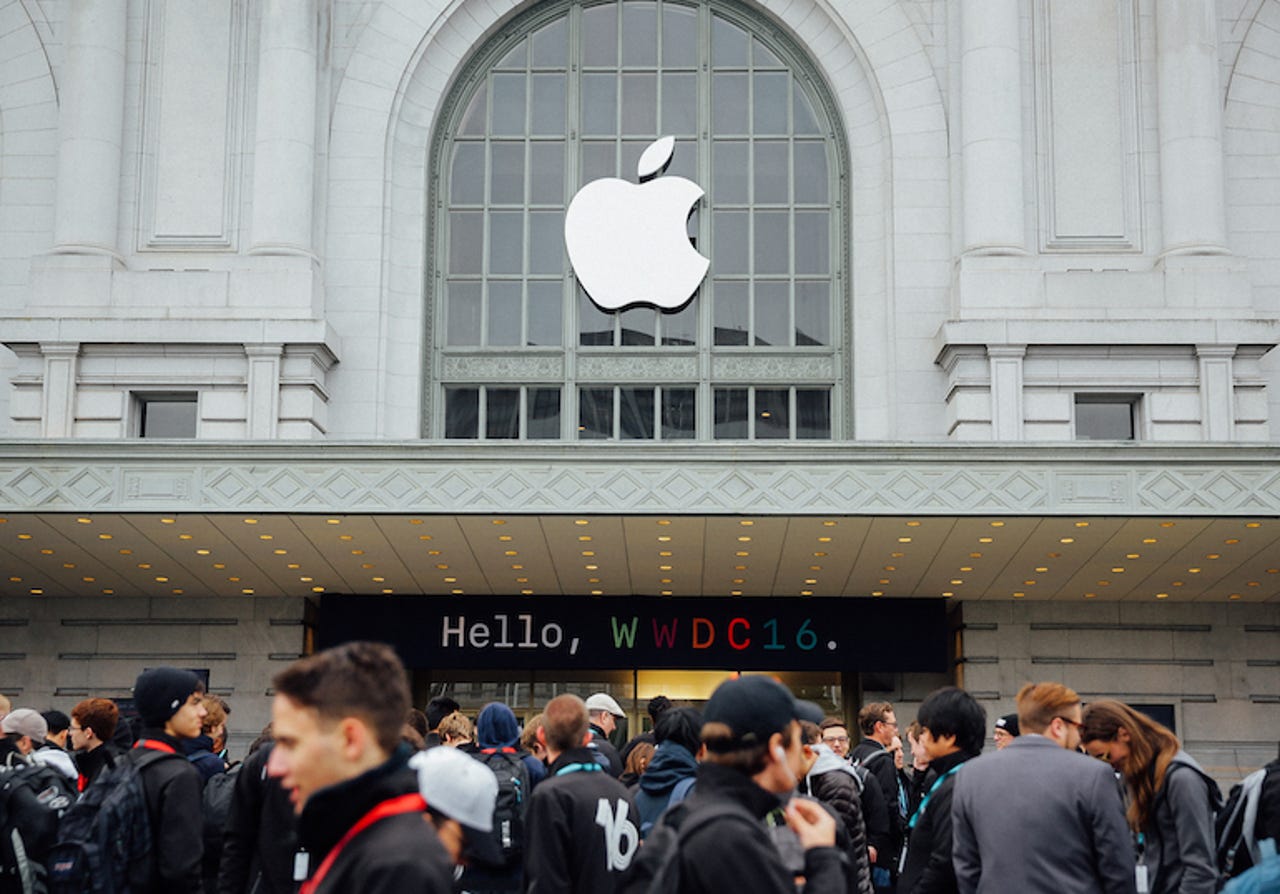 wwdc-crowd-and-exterior-8684.jpg