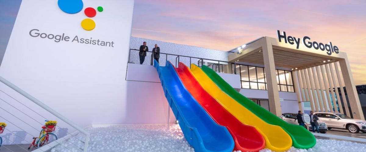 ساختمان دستیار گوگل با اسلایدهای رنگارنگ.