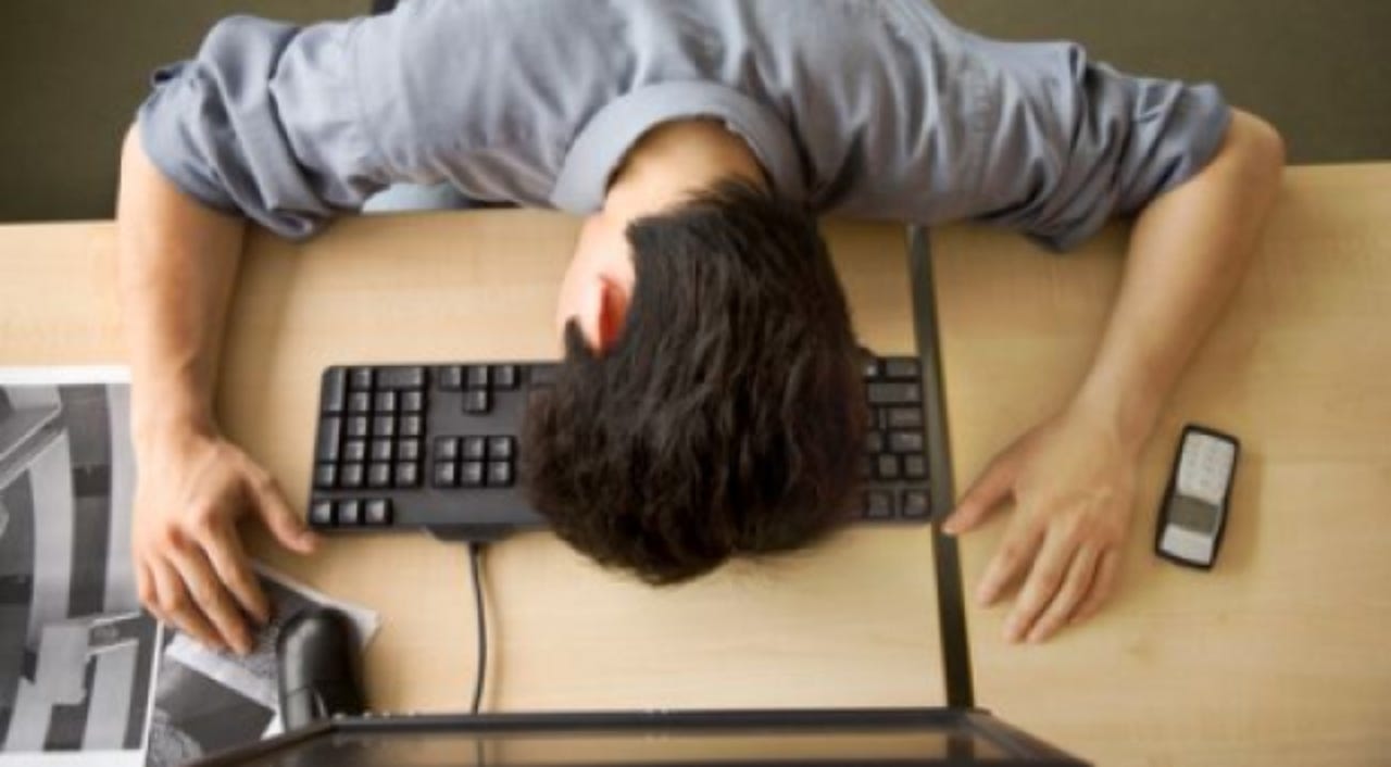 student-asleep-keyboard-back-to-college-tech-zaw21