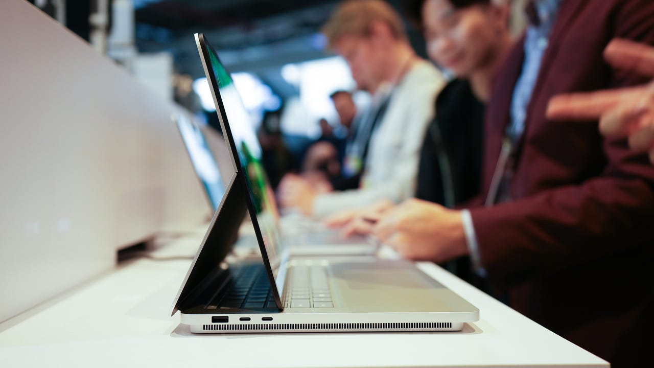Microsoft Surface Laptop Studio 2 en un evento en Nueva York