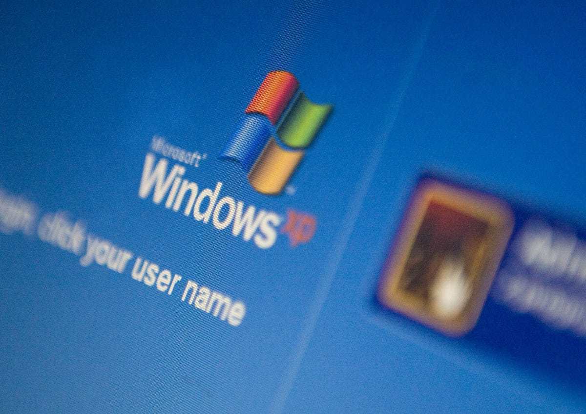 the-microsoft-windows-xp-login-screen-is-displayed-on-a-laptop-in-picture-id94948319.jpg
