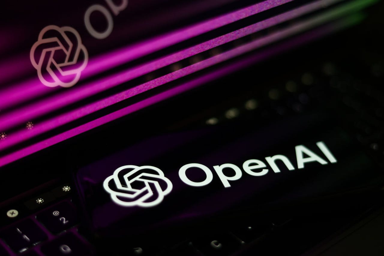 لوگوی OpenAI در لپ تاپ