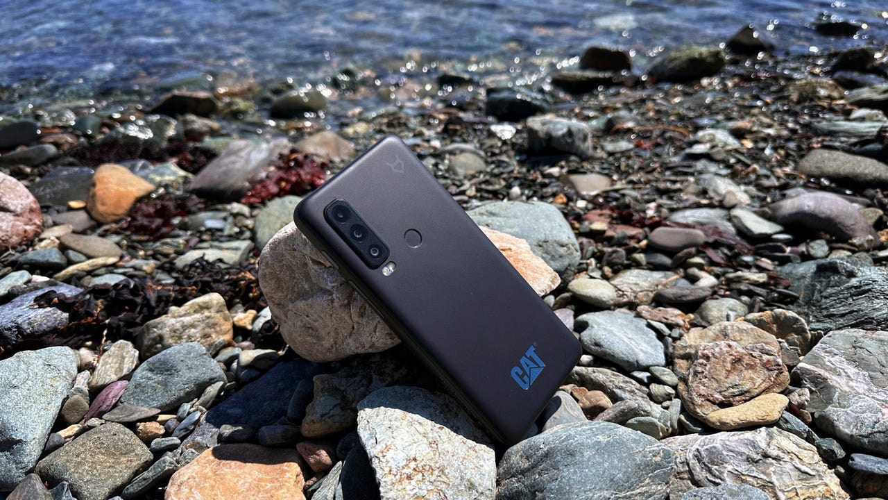 A day at the beach with the Cat S75