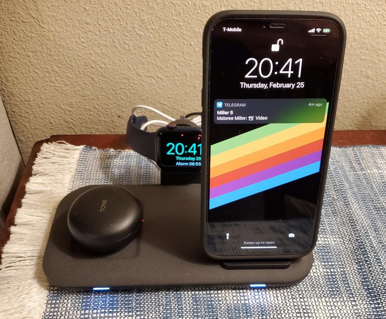 mophie-wireless-charging-stand-plus-6.jpg
