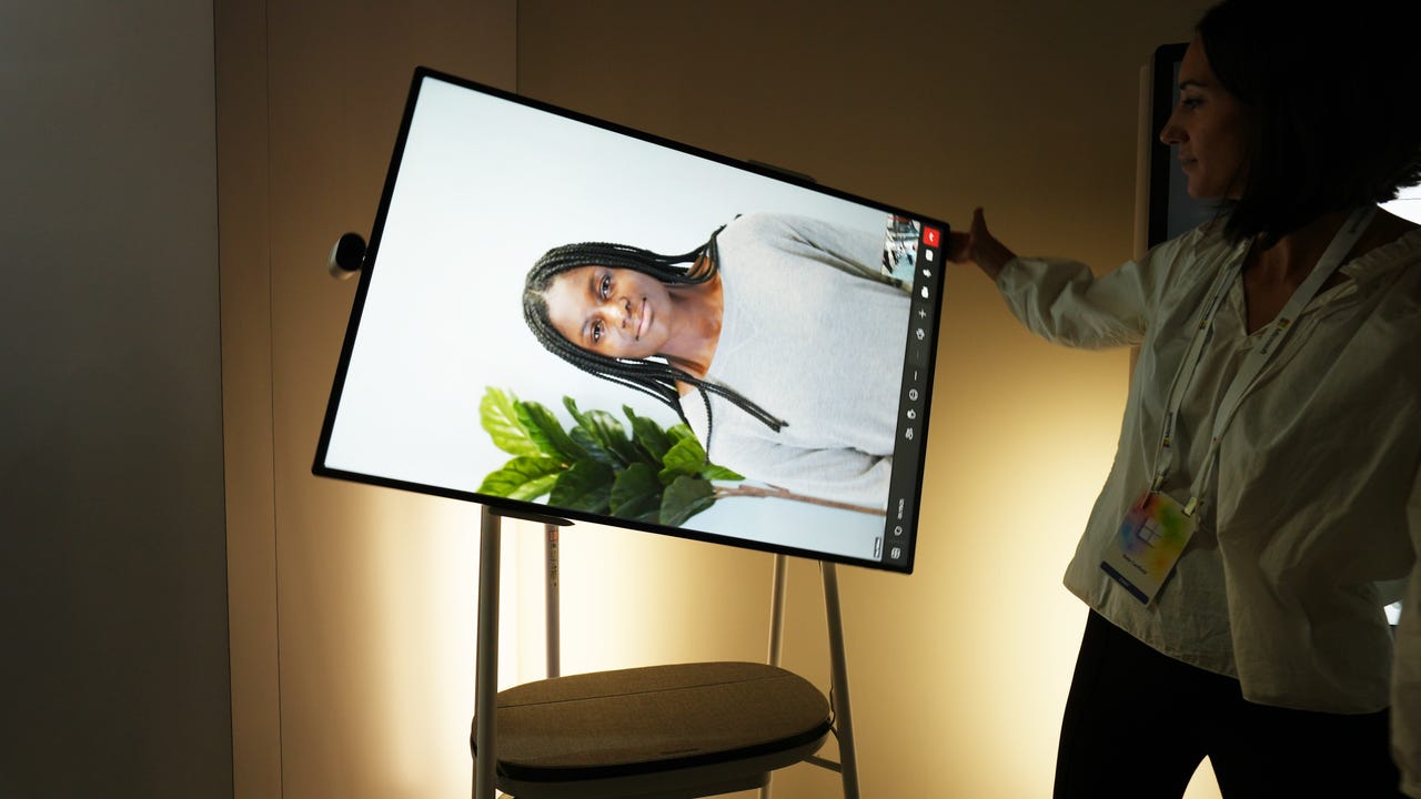 Microsoft Surface Hub 3 kręci się