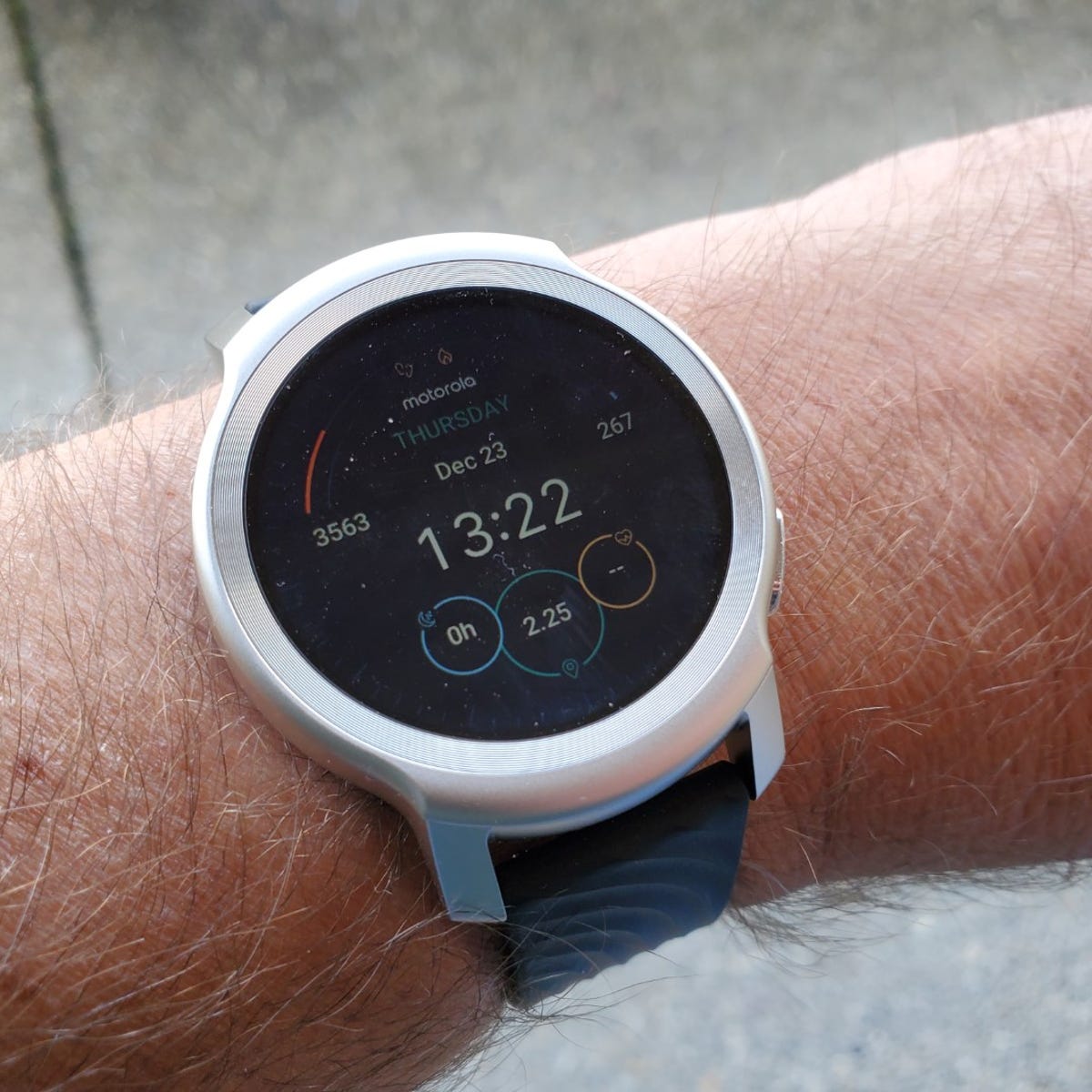 justering forværres blandt Moto Watch 100 review: An exercise in frustration not worth the $100 price  | ZDNET