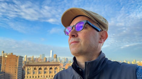 Photo des lunettes intelligentes Solos AirGo3 devant l'horizon de New York