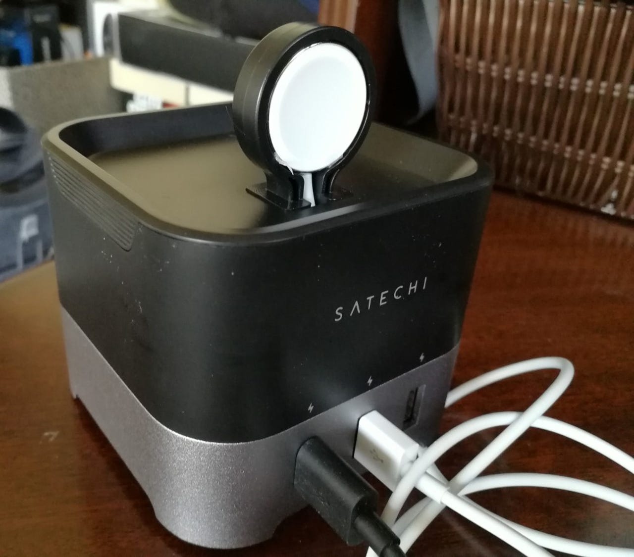 satechi-smart-charging-stand-8.jpg