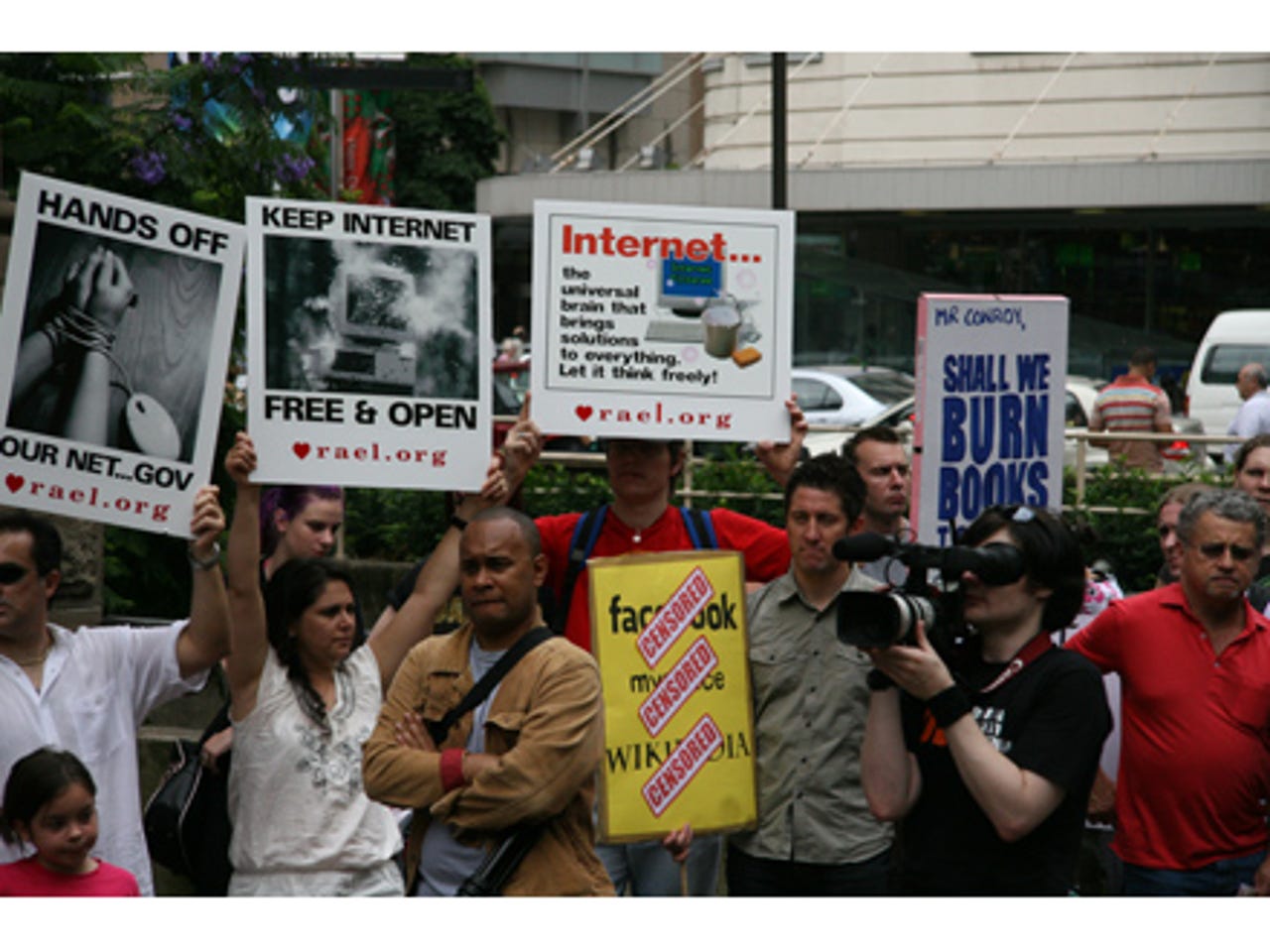 photos-sydneysiders-protest-internet-filtering11.jpg