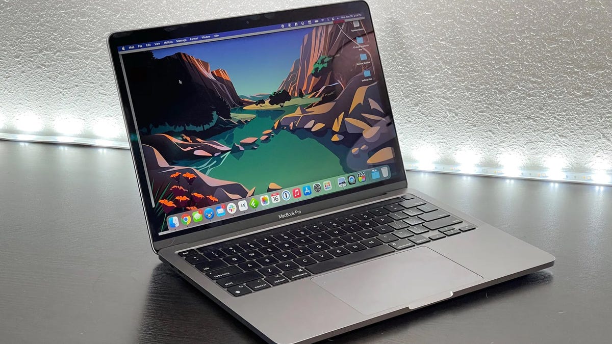 Apple MacBook Pro 13.3 اینچی M1 روی یک میز.