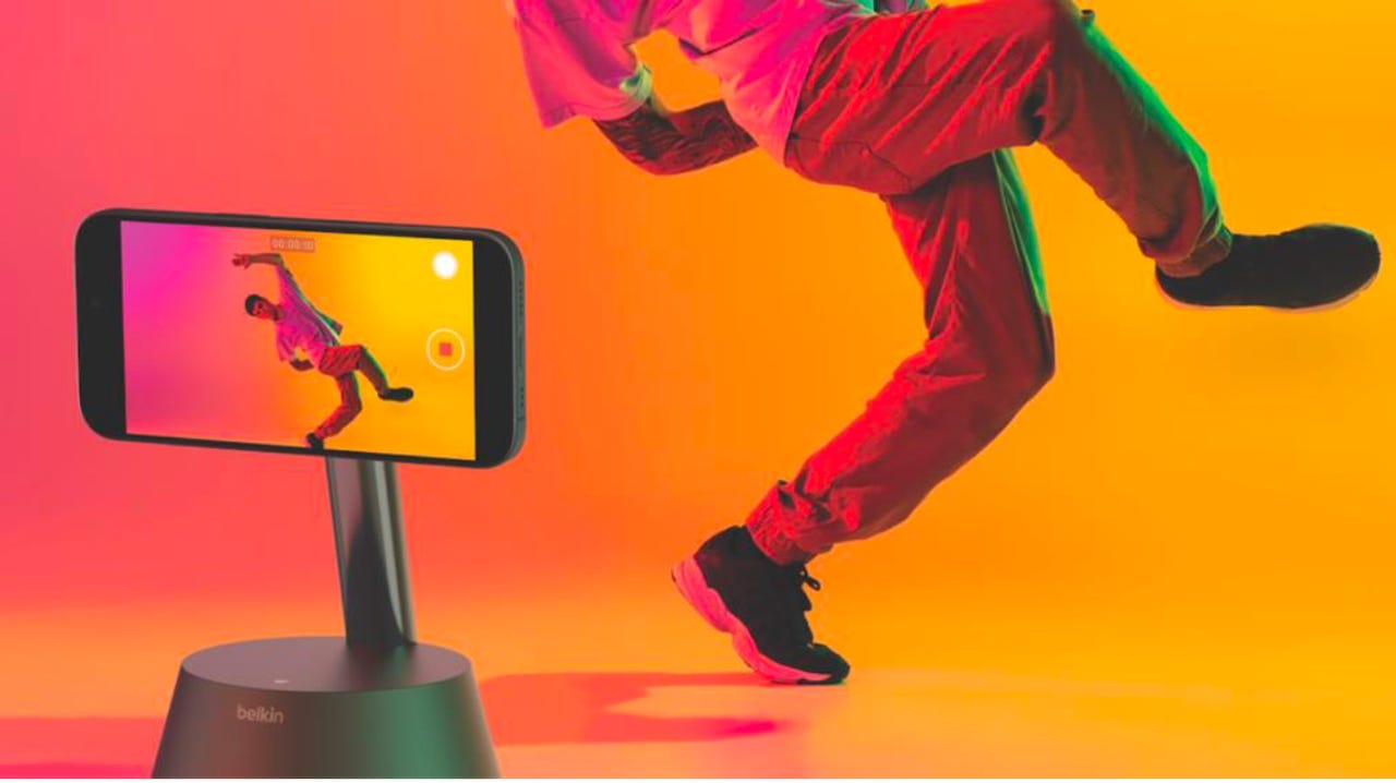 El stand profesional con seguimiento automático de Belkin captura a un bailarín en un vídeo