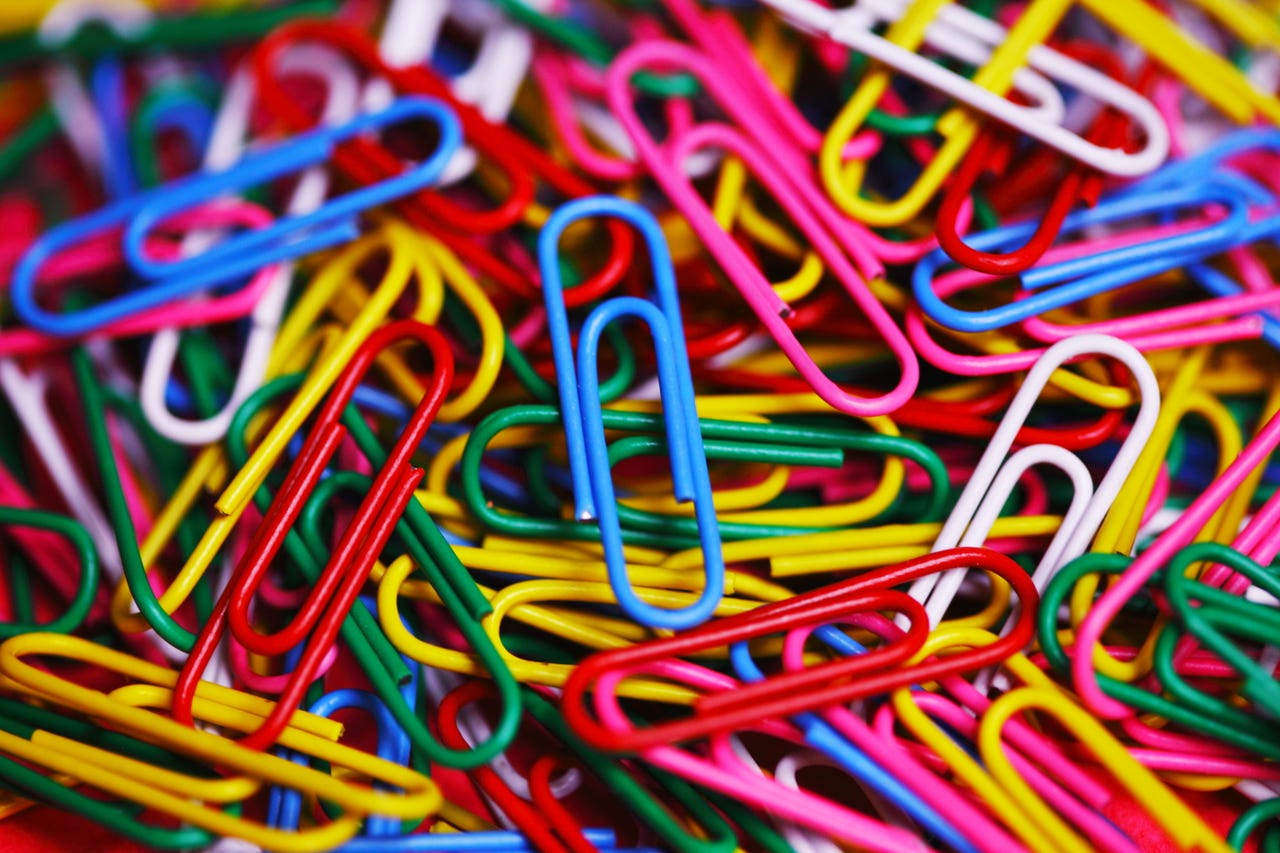 Colourful_assortment_of_paper_clips