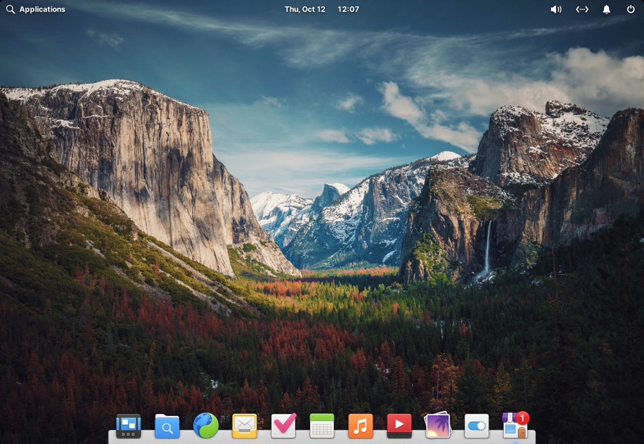 The default elementary OS 7.1 desktop.