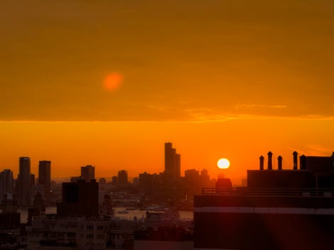 Coucher de soleil sur le New Jersey depuis Manhattan, pris par l'iPhone 15 Pro Max