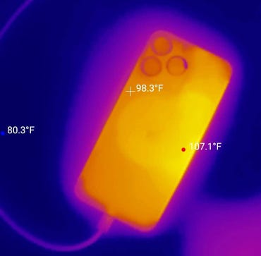 Thermal imaging of iPhone 15 Pro Max fast-charging