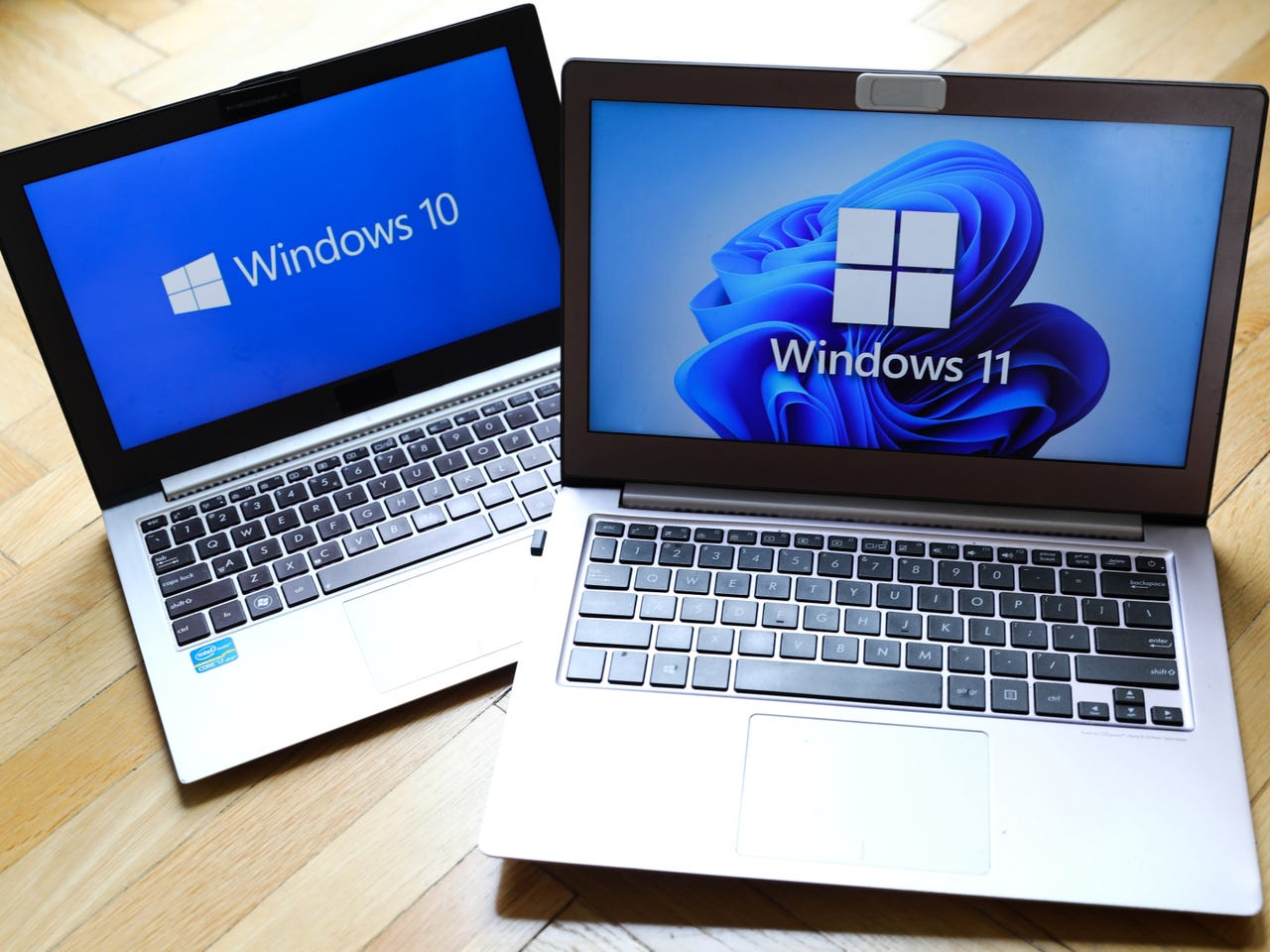 מחשב נייד של Windows 11 על גבי פינת המחשב הנייד של Windows 10
